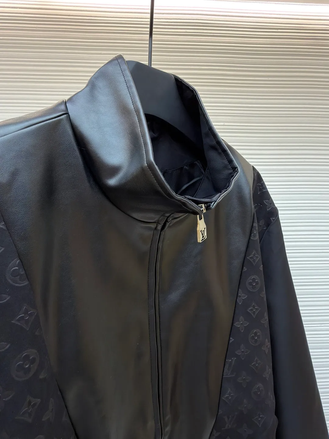 LOUIS VUITTON Presbyopic embossed stitching leather jacket ●Original version: purchased and developed at 32999 ●Item number: 1680916-C10 ●Fabric: nylon fabric ●Technology: embossed production ●Version: fitted version ●Weight: about 815 grams ●Size: S-M-L-XL ●Description: The main body of the garment is made of 100% nylon material, which is very breathable. You will not feel stuffy at all when wearing it. The cuffs, collar and front are all made of soft sheep leather, which is smooth to the touch and has a full texture! Classic Monogram embossed suede leather inserts. The high collar design with elastic cuffs and hem is not only windproof and warm, but also allows you to move freely without feeling restricted at all! The zipper opening and closing design on the side is also very considerate, making it very convenient to put on and take off. There are also practical pockets on both sides, which can hold many small items. It is fully functional and can be matched with many types of clothing to create a fashionable look. The overall wiring is straight and delicate, the fabric is comfortable and soft, and the color is consistent without color difference. It can be matched with the same style to create a fashionable look and control various occasions. Customized accessories, complete with three standards, same style for men and women!